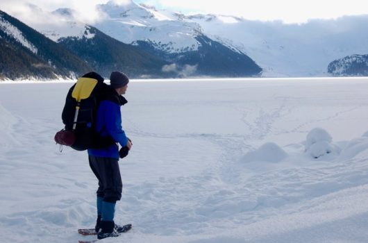 Schneeschuhwandern Ausrüstung: Tipps für Anfänger + Packliste