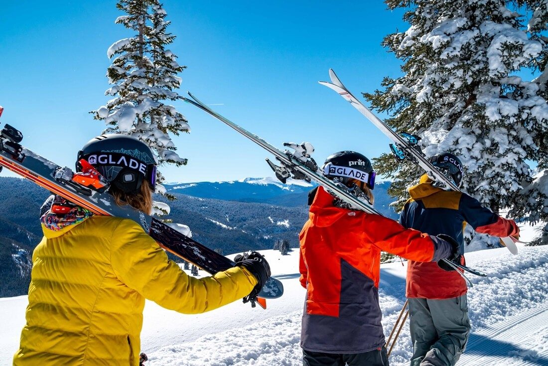 Skifahrer mit Skihelmen