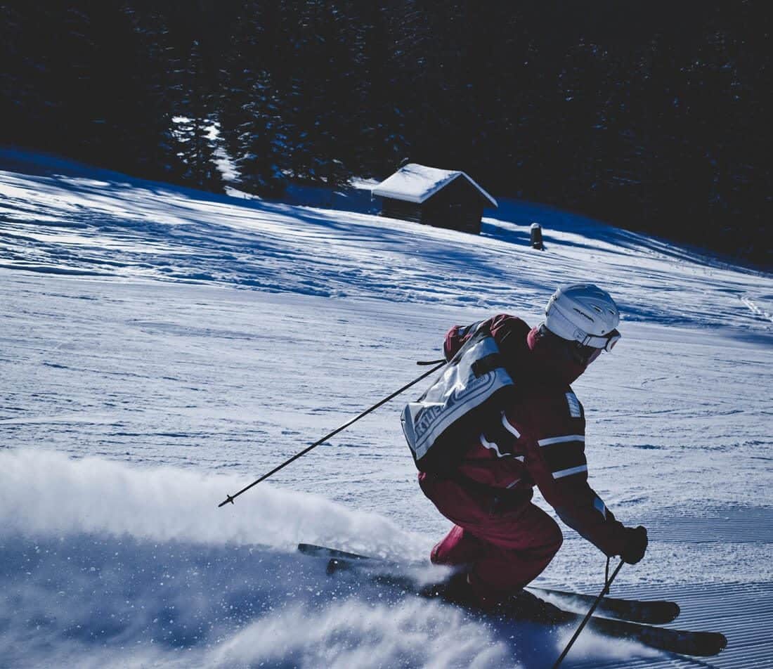 Skifahrer mit Skistöcken - Top