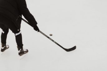 Eishockeyschläger Länge bestimmen: Optimale Größe für Anfänger