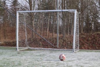 Fußball im Winter: Richtige Kleidung & Ausrüstung für kalte Temperaturen