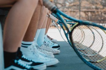 Tennis Marken: Übersicht aller Hersteller von Tennisschlägern, Kleidung & Ausrüstung